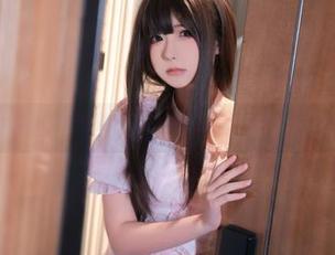 Quan冉有点饿的最新写真，教室里完全不想上课的气氛。