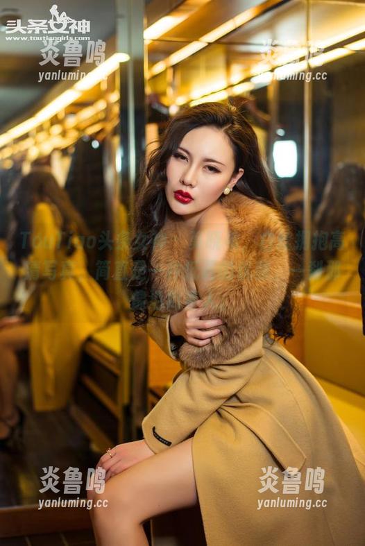 TouTiao头条女神 - 莫晓希，白丝拥抱高清写真，简直是一种低调的优雅，一刹那像沿街素人。
