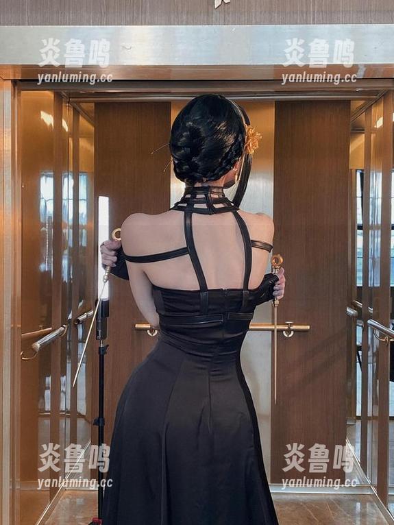 最新的网袜照片，Vinnegal又来了，这次她穿了点不一样的东西。