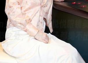 Xiuren秀人网 – 模特悦悦眼镜美图精选：细节之处，一只虫子都拗不出头。