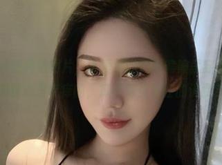 微密圈 – 这些高清照片，不爱笑的赛琳偏偏就穿了白色，看得我心里痒痒的，算不算负责任的消费？