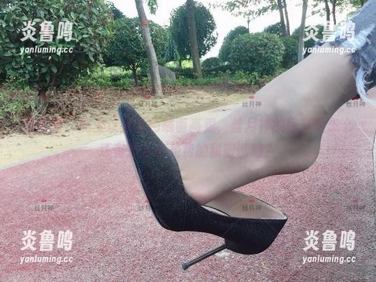 微密圈 - 配上这些黑色绒面高跟，丝月神的写真里怎么还有那么多免费的甜蜜诱惑？