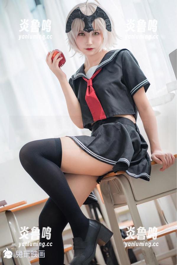 兔玩映画 兔玩映画:黑色制服少女,打破次元壁的制服传说!