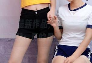 初夏女神 – 最新作品，依依时髦校服+37码运动鞋：真的是随便穿穿吗？