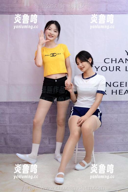 初夏女神 - 最新作品，依依时髦校服+37码运动鞋：真的是随便穿穿吗？