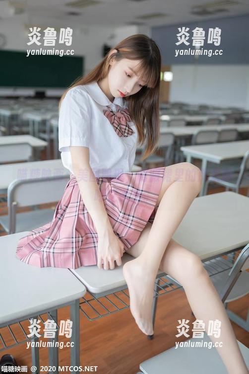 喵糖映画：美图飘现，制服裙里的那双腿呼之欲出。