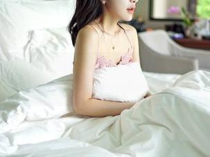 嗲囡囡 – 光影不要再打扰，史雯Swan的裸足原图展现了一种真实的反叛气质，不禁想多看几眼。