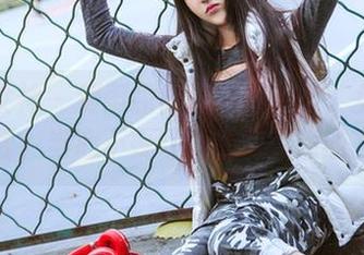 头条女神 – 刘雨露海边的一小步：免费获取下载，当心不要让海浪溅湿你的文件。