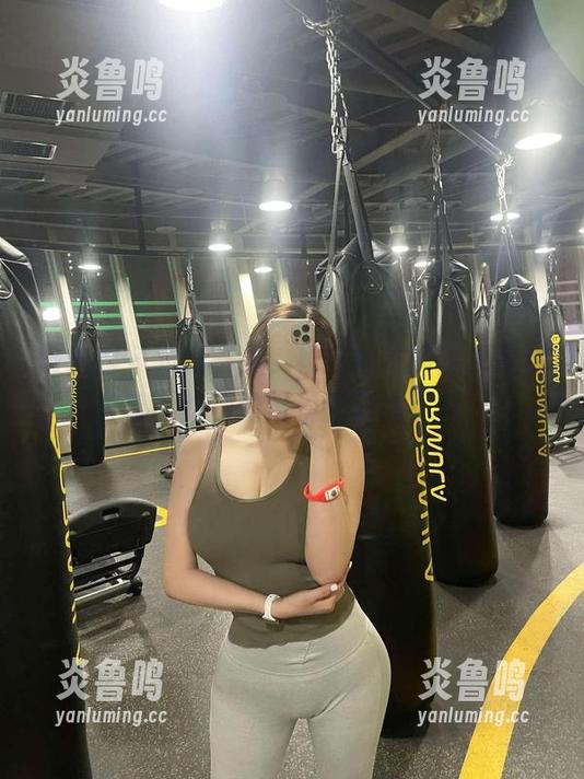 微密圈 - 难得一见，奶宝妹纸的傲人身材分享，路边的风景都自愧不如！