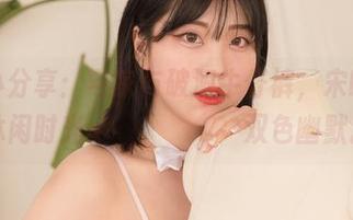 原图小分享：宅家与破洞牛仔裤，宋哈娜的休闲时光наполнен双色幽默。