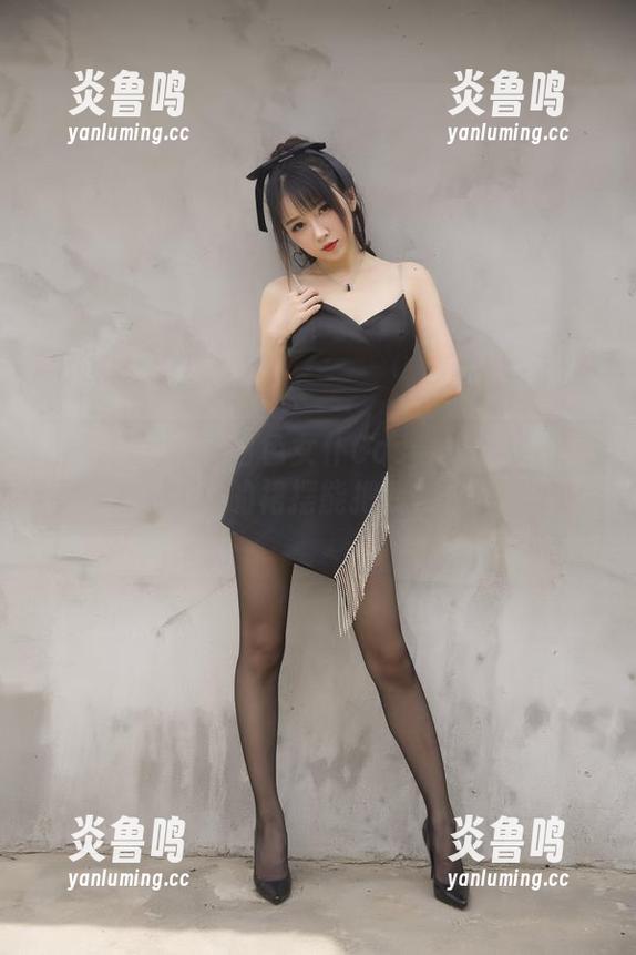 小女巫露娜的白色女仆Cos合集：为啥总觉得她的裙摆能把我灼伤？