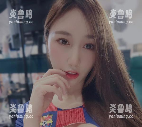微密圈 - 每一张照片都好像在说：“快来跟我玩吧！”小玉吃果冻的旅拍实在太有感染力了。