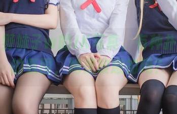 观看小野妹子w的JK写真，有种扑朔迷离的氛围，她是故意的吗？