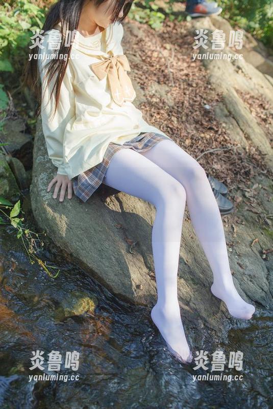 哪里都能是天台，穿上“少女秩序”的全套JK制服写真，就连树叶风都开始汹涌激情！
