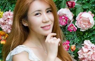 尤物馆 – 这一季王闵多在线秀内衣，更衣室的门似乎永远开着…