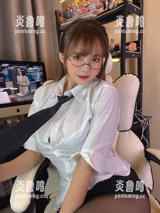 微密圈 - 嗯…看来这套摄影师和黑丝是绝配，张思允你图谋甚深啊！