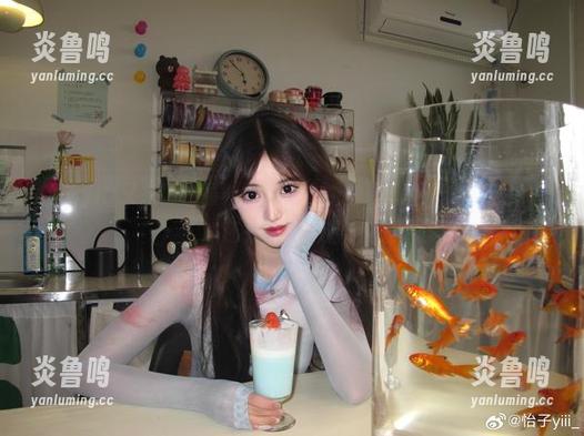 怡子yiii又来了，最新写真集中的空姐造型，收放自如，还是那么利落。