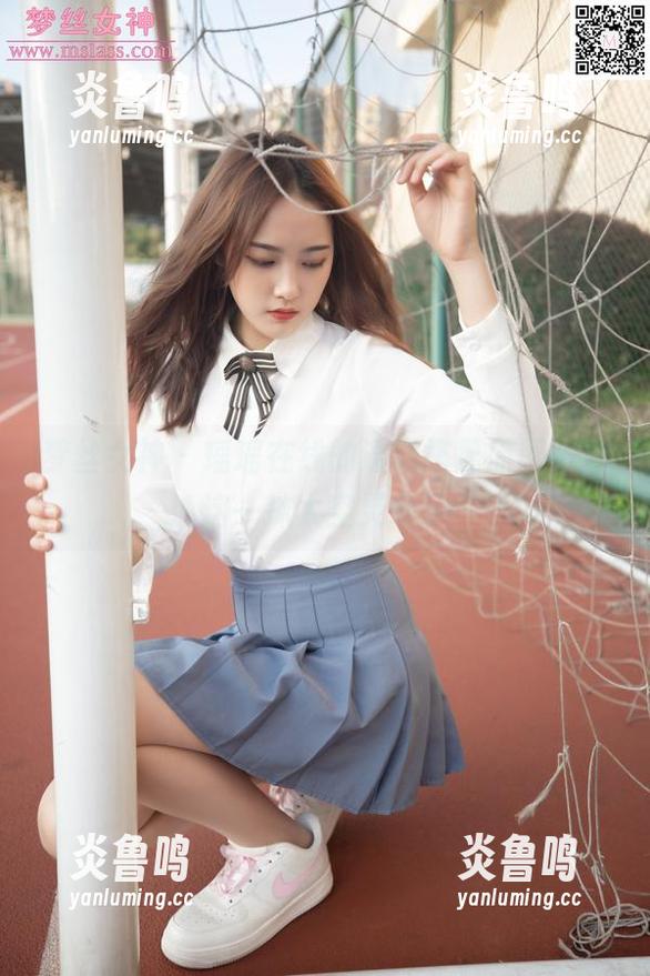 梦丝女神 - 瑶瑶在线的课间搭配原图，看这一抹太空灵动了