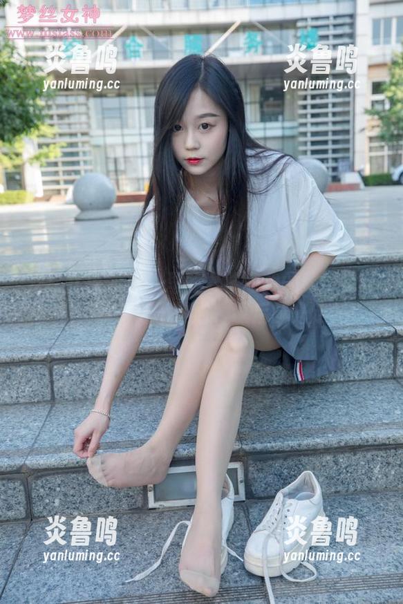 梦丝女神 - 原图里的雪馨和我的数学成绩一样，没一处不尴尬，课后时光走起！
