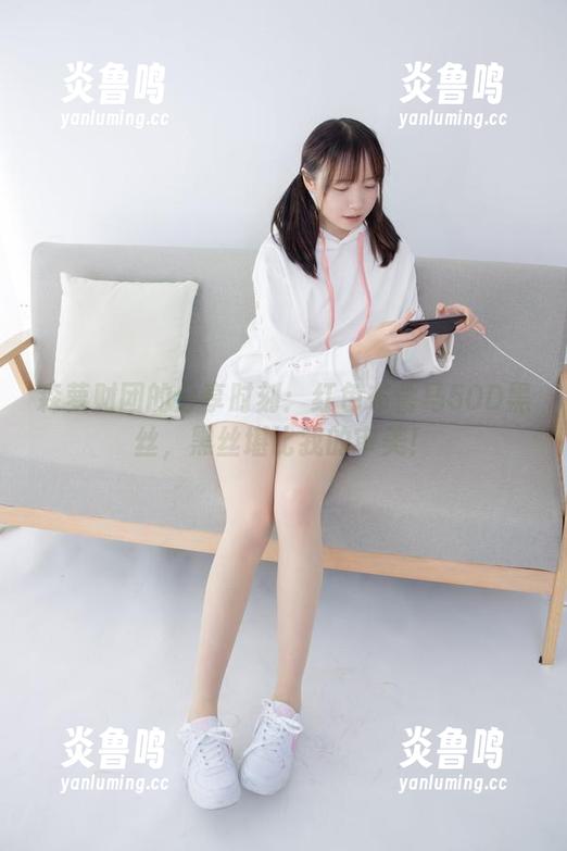 森萝财团的分享时刻：红色布鲁马50D黑丝，黑丝堪比我的审美！
