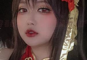 椒妮佐仁穿着红裙，在线原图里流漏出的气息，恍若昨日的轻柔。