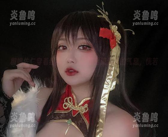 椒妮佐仁穿着红裙，在线原图里流漏出的气息，恍若昨日的轻柔。