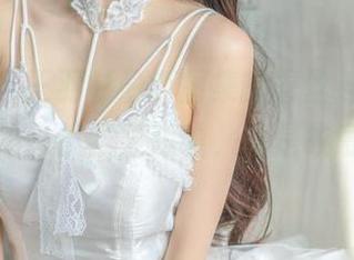 不说了，王羽杉最新图集的蕾丝连体比基尼，真的又优雅又戏谑，像是故意勾引你。