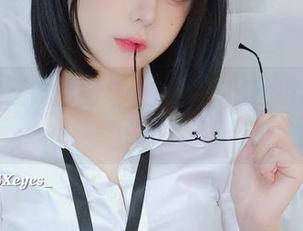 眼酱大魔王w的图集：这毛衣黑丝组合太会撩了吧？