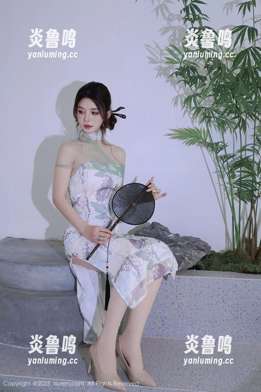 秀人网 - 月酱儿与她的棉袜：福利图集里的灵动时刻