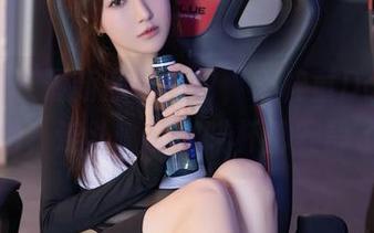 秀人网 – 最新黑白图包，王梓童Doirs发布后，连斗嘴的咖啡杯都安静了！