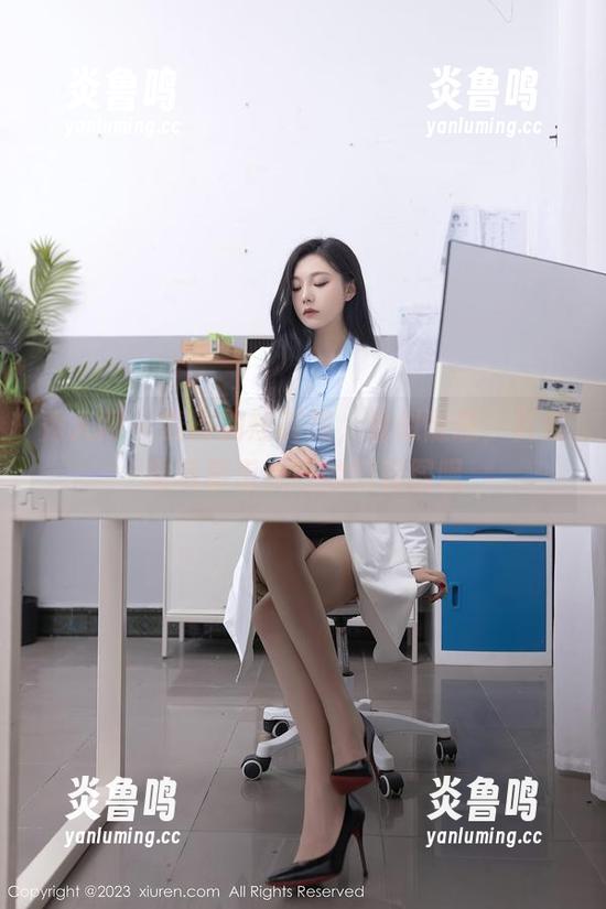 秀人网 - 麦田的短裤照，看似随意，其实潜藏着点点巧妙的构图呢