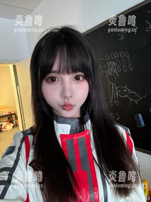 在线观察秋山AkI的旗袍妆容，原图竟让我想起了小时候的旧梦！
