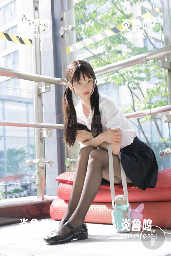 稚乖画册 - 赤西夜夜的初音少女原图更新，看这姿态，真想多停留一会儿！