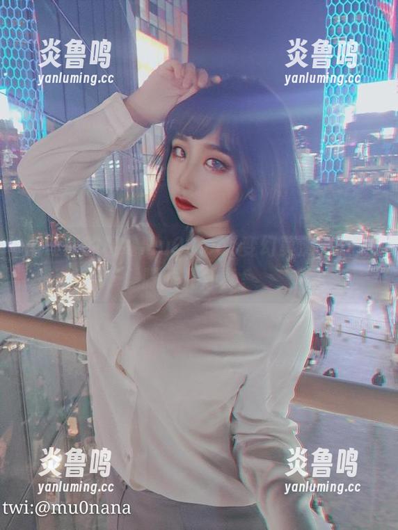 图册里的穆零Mu0，cos变幻莫测，几分朦胧几分真。