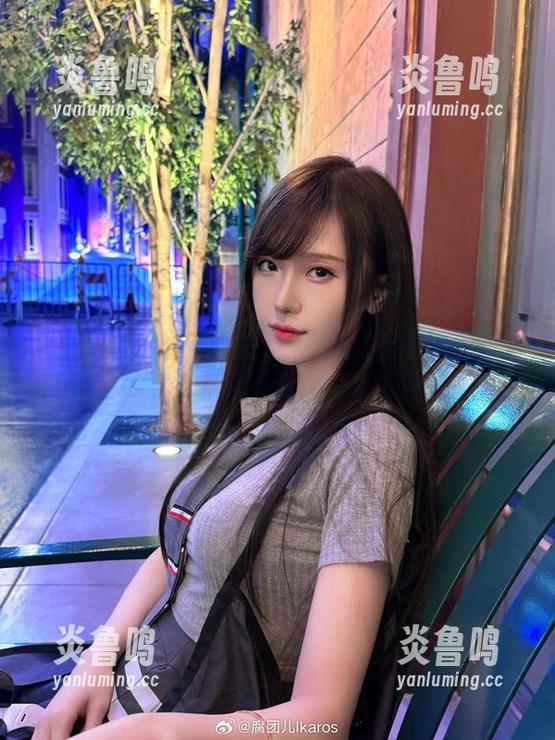 腐团儿Ikaros在仪式感满满的礼服中，cos出了一种新风味！这图片得好好收藏。