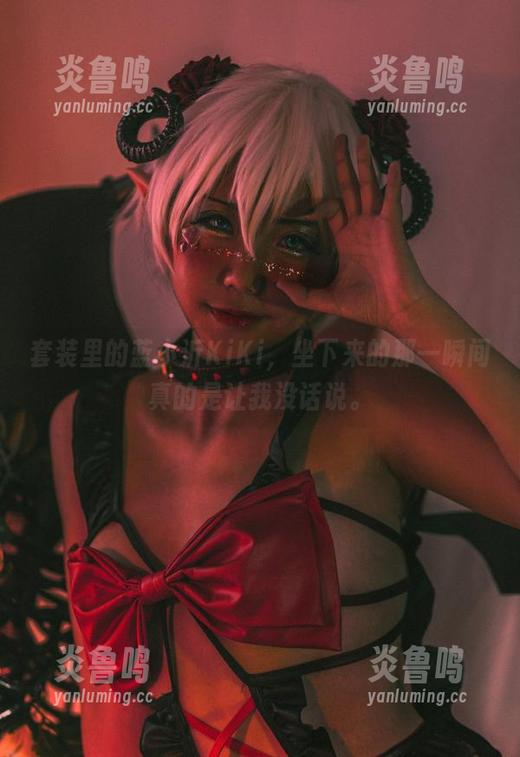 套装里的蓝小沂KiKi，坐下来的那一瞬间真的是让我没话说。