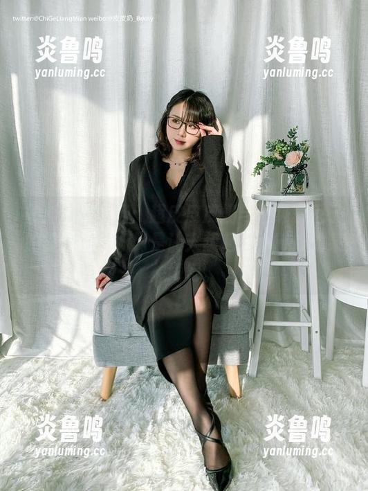 最新图册登场：超皮皮皮奶与超级索尼子的露背毛衣，倒是让人想起了小时候的某种绮幻。