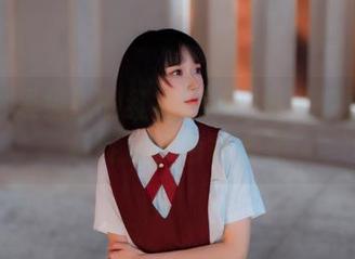 阿包也是兔娘的红裙cos：每一帧都是肆意绽放的色彩合集