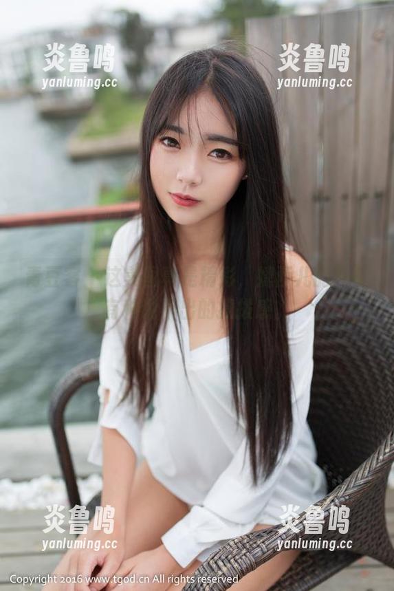 青豆客 - 这美图真是精彩，婕西儿的吊带有种说不出的撩拨感。