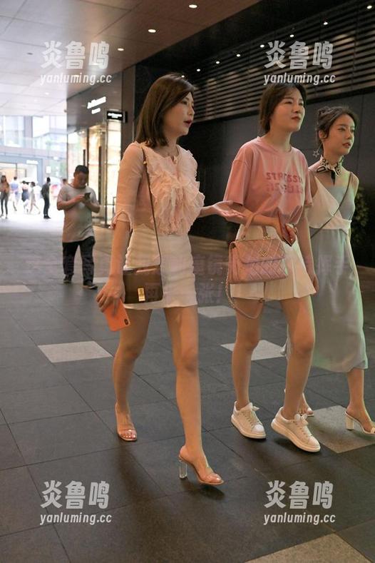 这全套写真让我想朝魔镜街拍的模特挥手再来一张！