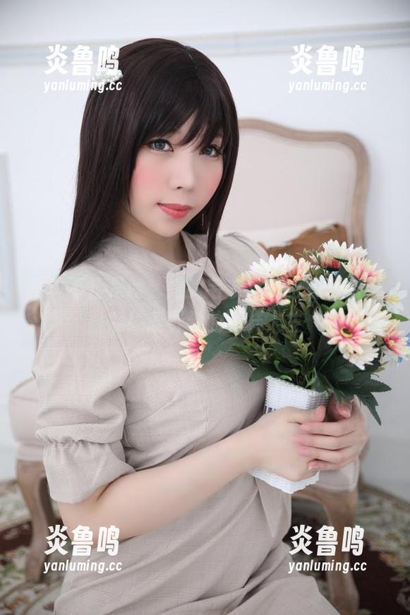 写真不止是脸，她的毛衣定制也是一出好戏！鹿野希的花样人生